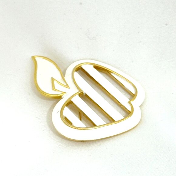 Vintage Crown Trifari Apple Brooch - White Enamal/Gold Tone - Signed - Picture 5 of 7